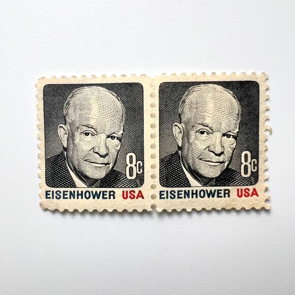 PAIR OF UNUSED 8 CENT EISENHOWER USA MINT STAMPS - Picture 1 of 2